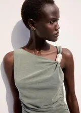 Vestido largo asimétrico de color verde, diseño entallado sin mangas, con detalle metálico en el hombro.