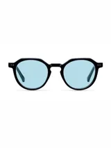 Lentes de sol con montura geométrica de color negro y cristales en tono azul claro. Diseño ergonómico con acabado pulido y detalles metálicos en las bisagras.