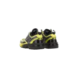 Championes de colaboración MM6 Maison Margiela x Salomon modelo ACS Pro, diseño técnico en tonos amarillo, negro y gris, con suela robusta y sistema de ajuste rápido.