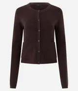 Cardigan de punto color marrón chocolate, con cuello redondo, cierre frontal con botones y mangas largas. Presenta un diseño clásico con acabado canelado en el escote y los puños.