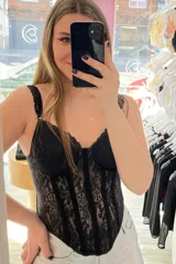 Corset largo blanco de encaje con ballenas, aro y breteles regulables. Espalda confeccionada en cetinete con ganchos reforzados.