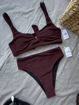 Bombacha de bikini de tiro alto color bordó, sin costuras y fabricada con lycra texturizada.