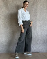 Pantalón de jean estilo wide leg con costuras verticales frontales, tiro alto y bolsillos laterales.