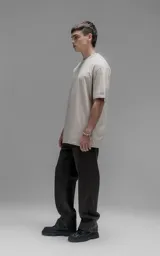 Remera de corte relajado con hombros caídos y silueta amplia, confeccionada en algodón premium. Presenta cuello redondo y mangas cortas, ofreciendo un calce cómodo y versátil.