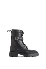 Borcego negro de cuero con base de goma track y detalle de bolsillo con cierre en el lateral.