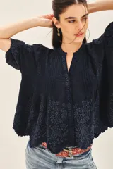 Camisa de manga corta color azul oscuro con efecto denim, cuello redondo con abertura en V y bordado floral en hilo a tono.