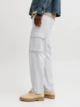 Pantalon cargo color gris claro de corte recto con bolsillos laterales y costuras visibles en contraste.