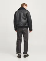 Campera aviador negra de poliuretano con cuello extendido de piel sintética, cierre con cremallera y bolsillos frontales.