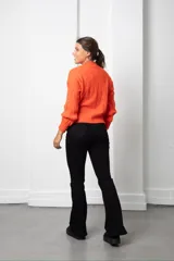 Jean oxford de tiro alto, confeccionado en denim elastizado color azul oscuro, con corte ajustado en la parte superior y botamanga acampanada.