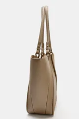 Bolso de hombro tipo shopper color marrón topo, con diseño estructurado, detalles de pespuntes visibles en el cuerpo y doble asa para el hombro.