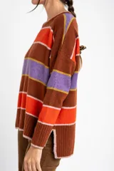 Sweater color crema con rayas horizontales en tonos rosa, marrón y verde.