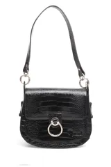 Cartera de hombro color negro con textura efecto piel de cocodrilo, diseño de solapa con cierre de argolla metálica plateada y herrajes circulares en los laterales.