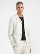 Campera estilo sobrecamisa color crudo confeccionada en lino premium con bolsillos y costuras reforzadas.