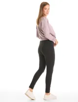 Legging de tiro alto con cintura ancha modeladora y faja interna de compresión. Confeccionado en tejido premium con elasticidad en cuatro direcciones y pierna entallada.