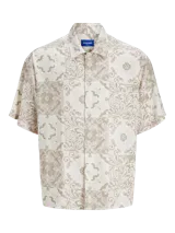 Camisa de manga corta con cuello resort, confeccionada en una mezcla de algodón y lino. Presenta un diseño estampado con motivos tipo damasco en tonos neutros y un corte amplio.