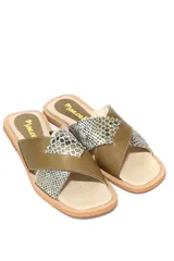 Sandalias bajas color verde oliva con tiras cruzadas en cuero liso y estampado animal print.
