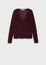 Jersey de punto fino con acabado brillante de lúrex, cuello en pico y manga larga. Presenta un diseño recto y entallado.