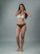 Bombacha clásica Calvin Klein de la colección Invisible Cotton, color marrón, con talle medio y bordes cortados a láser.