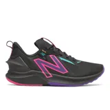 Championes New Balance Propel Remix V2, color negro con detalles en fucsia, violeta y celeste.