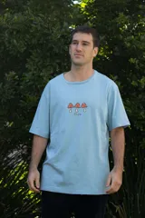 Remera negra de algodón premium con cuello redondo y mangas cortas. Estampado frontal con tres hongos rojos y blancos.