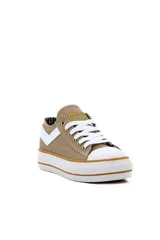 Championes Pony modelo GMH432, color beige con plataforma blanca y líneas marrones. Cuenta con cordones blancos, puntera de goma blanca y el logo clásico de la marca en el lateral.