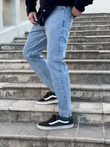 Jean azul de corte recto y tiro medio con lavado clásico.