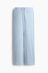 Pantalón de punto fino con corte relajado, piernas rectas y cintura elástica con cordón ajustable.