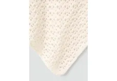 Pañuelo triangular de punto calado color beige, con diseño ligero y textura abierta.