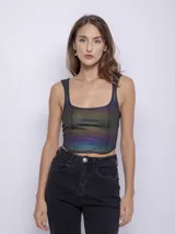 Top negro al cuerpo sin mangas, confeccionado en tela elástica con pequeños destellos metálicos y degradé de colores.