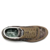 Championes Saucony Jazz 81 Camo, con estampado de camuflaje en tonos marrones y verdes, detalles en gamuza color marrón y logo lateral en cuero negro.