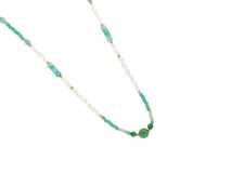 Collar de acero con terminaciones con baño de oro, perlas y piedras naturales.