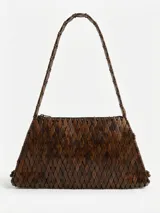 Cartera marrón hecha íntegramente con pequeñas piezas de madera en forma de rombo entrelazadas, con cierre superior y una sola asa también de cuentas de madera.