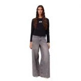 Pantalon de jean estilo wide leg color gris con efecto lavado, de tiro alto y corte holgado con costuras laterales decorativas y ruedo desflecado.