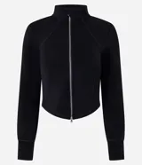 Saco de modal con cuello alto, mangas largas y cierre frontal por cremallera. Presenta recortes modernos en el diseño y un acabado suave.