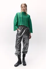 Sweater tejido de punto a rayas texturizado con lurex, color verde y azul. Cuenta con un calce oversize, mangas tres cuartos y cuello bote.