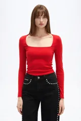 Remera manga larga color blanco, con ajuste al cuerpo y escote cuadrado.