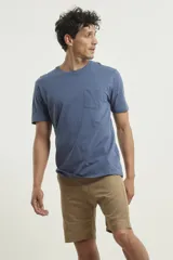 Remera gris con bolsillo ojal en el pecho, de manga corta y cuello redondo.
