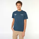 Camiseta de manga corta y cuello redondo en color azul, con estampado gráfico minimalista en el pecho.