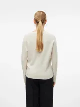 Sweater de punto con cuello redondo y mangas largas, de calce regular con puños y ruedo acanalados.
