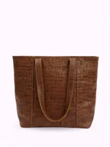 Bolso tipo tote de cuero natural con textura de reptil, color marrón. Cuenta con doble asa de hombro, cierre principal y logo de la marca grabado en la parte frontal.