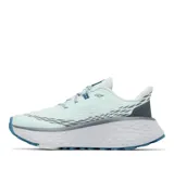 Championes de trail running Columbia modelo Konos Trillium ATR, color celeste claro con detalles en gris y azul. Presentan entresuela de espuma Techlite+ para amortiguación reactiva, sistema Navic Fit para mayor estabilidad en el talón y suela Adapt Trax con tacos de alta tracción para terrenos técnicos.