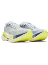 Championes de running Under Armour U Velociti Elite 3, color gris claro con detalles en amarillo flúor y blanco. Incorporan placa de carbono integral, capellada de tejido Leno elástico y entresuela de espuma ligera y reactiva con tecnología HOVR+.