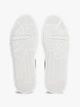 Zapatillas de tenis Tommy Hilfiger de corte bajo, confeccionadas en una combinación de piel nobuk y piel lisa en color azul marino. Presentan suela de goma blanca, cordones al tono y detalle de panel blanco en el talón con el logo de la marca.