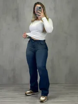 Pantalón de jean azul oscuro, corte wide leg, tiro alto y cinco bolsillos.