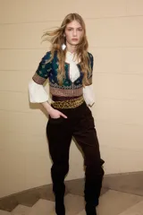 Pantalon cargo de corderoy color marrón oscuro, con corte recto, bolsillos laterales amplios y cierre frontal.