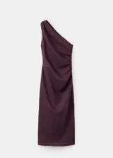 Vestido midi color marrón, de diseño asimétrico con un solo hombro descubierto, detalle fruncido en el lateral y abertura en el bajo.
