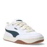 Championes Puma modelo Park Lifestyle Street, de diseño urbano inspirado en el skate. Presentan una parte superior de material sintético con detalles en gamuza, caracterizados por el logo de la marca en el lateral y una suela de goma robusta que ofrece tracción y durabilidad.