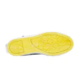 Zapatillas Converse Chuck Taylor Alt Star grises de caña alta, con detalles en amarillo neón y logo de estrella en el lateral.