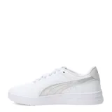 Championes urbanos Puma modelo Court Lally, color blanco con detalle de logo y franja lateral en plateado metalizado. Diseño de caña baja con suela de goma resistente.