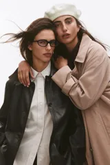 Boina clásica de lana color blanco, con textura lisa.